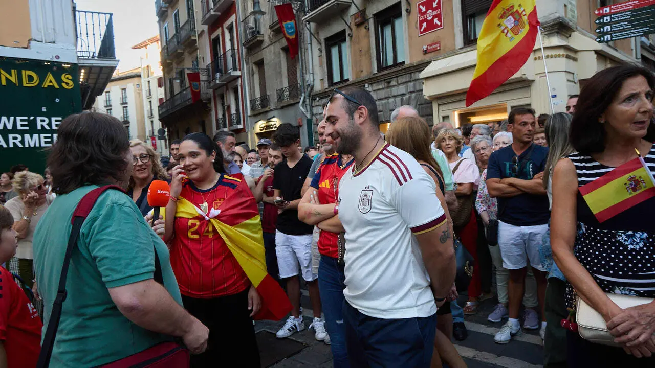 Concentraci&oacute;n "en defensa de Ceuta y la integridad nacional" en la Plaza del Ayuntamiento de Pamplona. NAVARRA.COM
