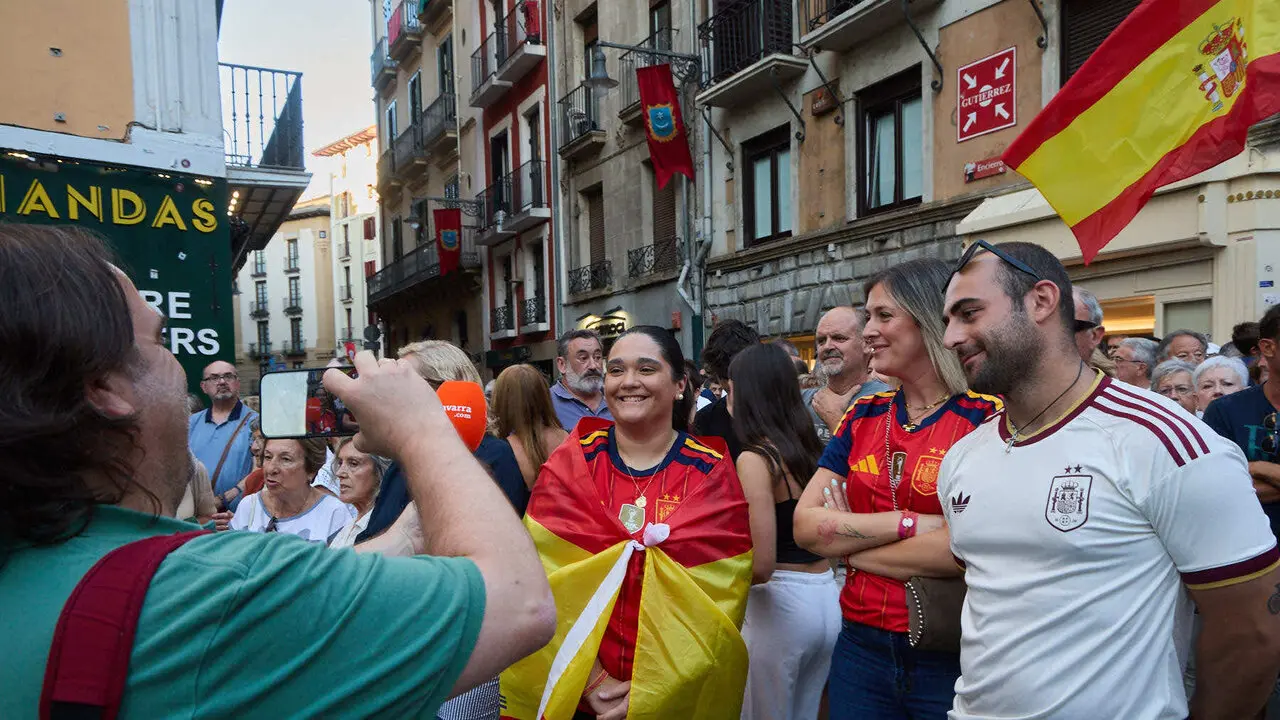 Concentraci&oacute;n "en defensa de Ceuta y la integridad nacional" en la Plaza del Ayuntamiento de Pamplona. NAVARRA.COM