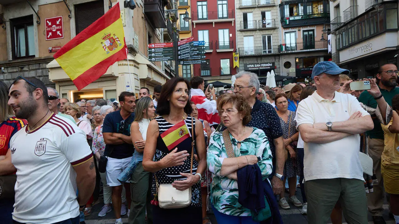 Concentraci&oacute;n "en defensa de Ceuta y la integridad nacional" en la Plaza del Ayuntamiento de Pamplona. NAVARRA.COM