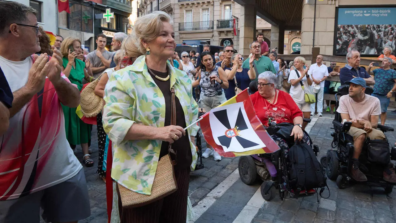 Concentraci&oacute;n "en defensa de Ceuta y la integridad nacional" en la Plaza del Ayuntamiento de Pamplona. NAVARRA.COM