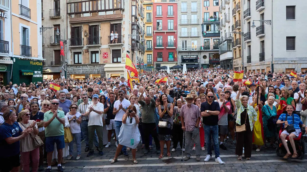 Concentraci&oacute;n "en defensa de Ceuta y la integridad nacional" en la Plaza del Ayuntamiento de Pamplona. NAVARRA.COM