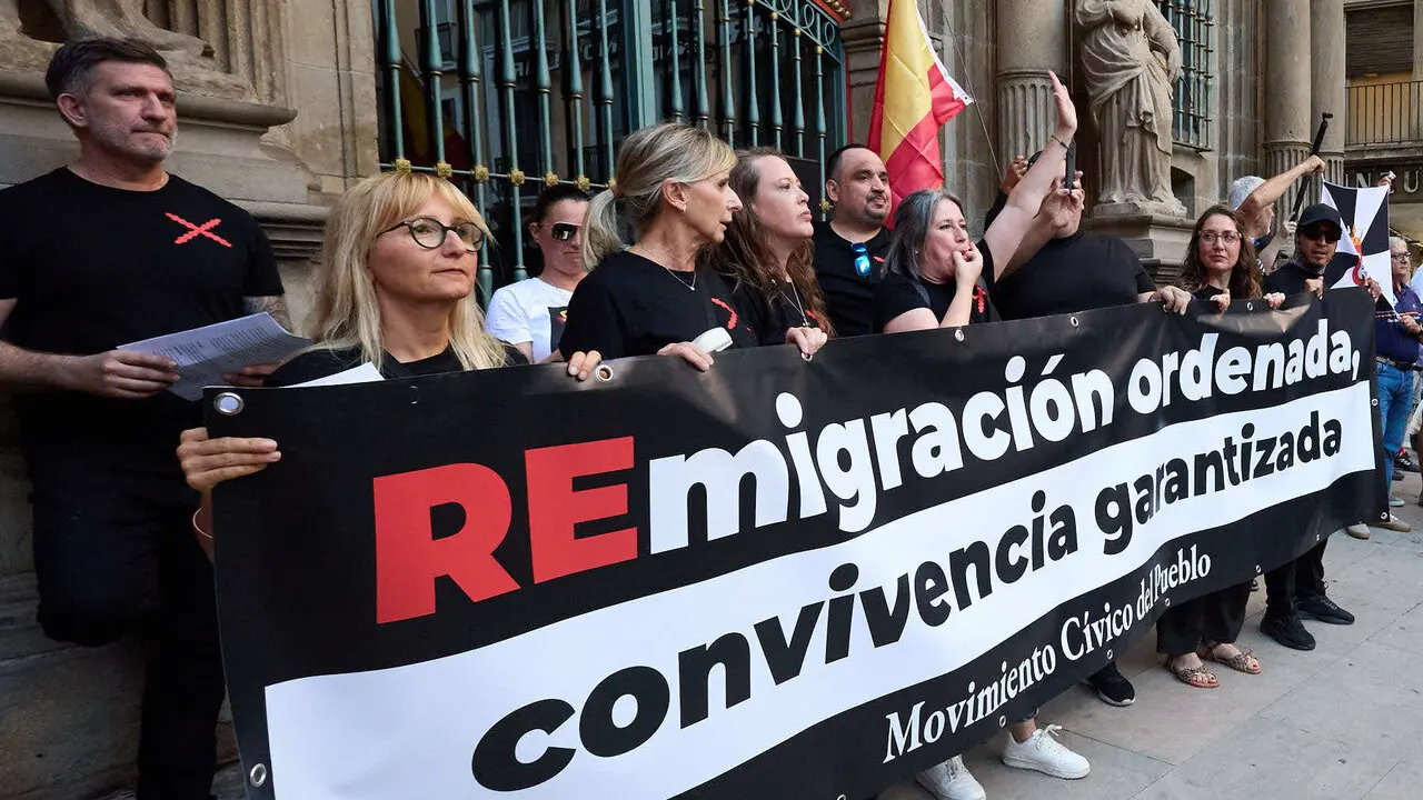 Concentraci&oacute;n "en defensa de Ceuta y la integridad nacional" en la Plaza del Ayuntamiento de Pamplona. NAVARRA.COM