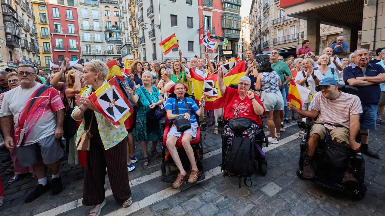 Concentraci&oacute;n "en defensa de Ceuta y la integridad nacional" en la Plaza del Ayuntamiento de Pamplona. NAVARRA.COM