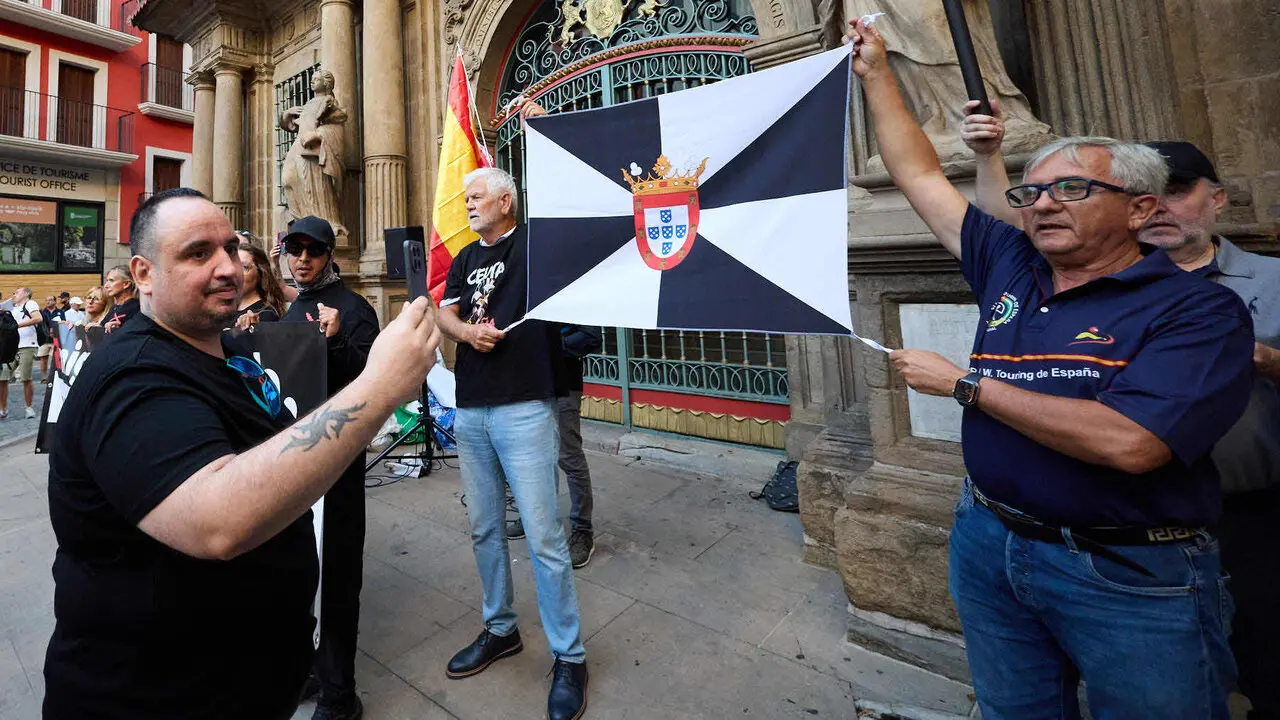 Concentraci&oacute;n "en defensa de Ceuta y la integridad nacional" en la Plaza del Ayuntamiento de Pamplona. NAVARRA.COM