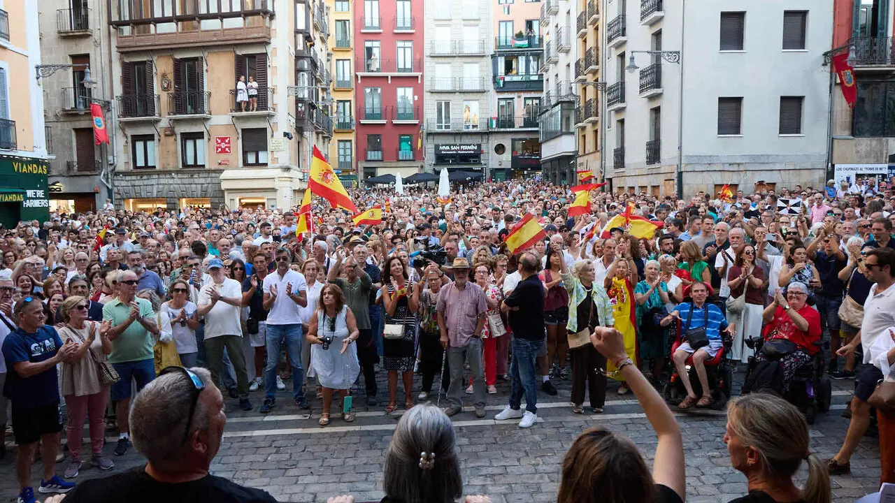 Concentraci&oacute;n "en defensa de Ceuta y la integridad nacional" en la Plaza del Ayuntamiento de Pamplona. NAVARRA.COM
