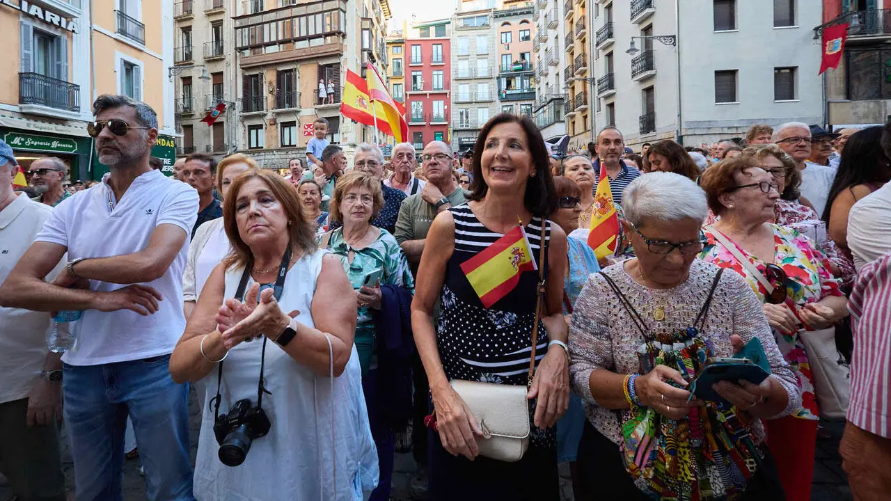 Concentraci&oacute;n "en defensa de Ceuta y la integridad nacional" en la Plaza del Ayuntamiento de Pamplona. NAVARRA.COM