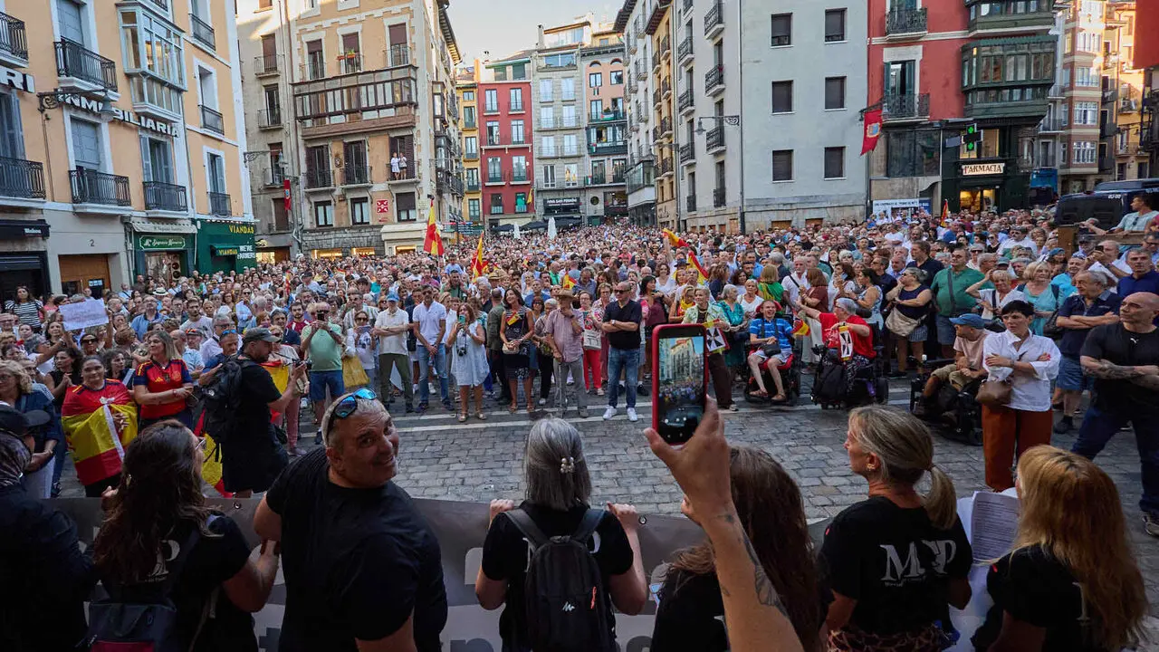 Concentraci&oacute;n "en defensa de Ceuta y la integridad nacional" en la Plaza del Ayuntamiento de Pamplona. NAVARRA.COM
