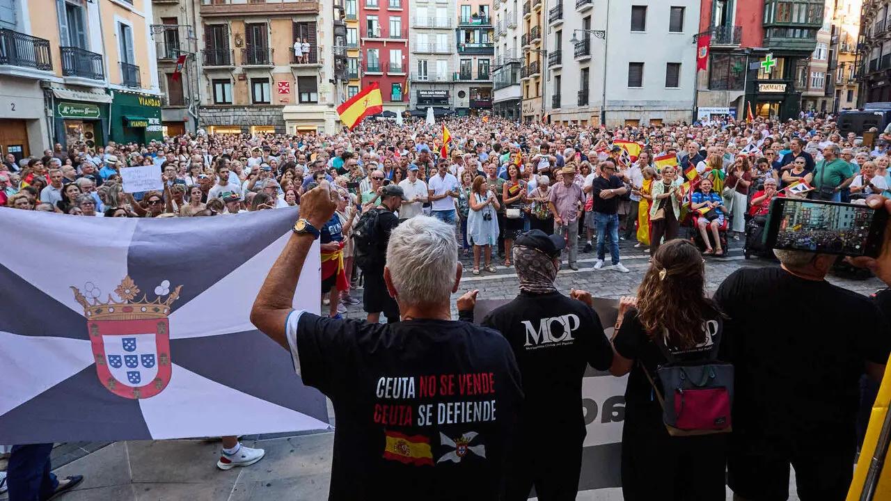 Concentraci&oacute;n "en defensa de Ceuta y la integridad nacional" en la Plaza del Ayuntamiento de Pamplona. NAVARRA.COM