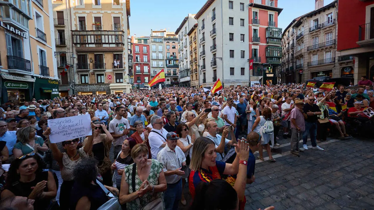 Concentraci&oacute;n "en defensa de Ceuta y la integridad nacional" en la Plaza del Ayuntamiento de Pamplona. NAVARRA.COM