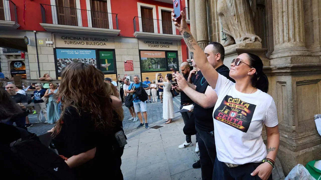 Concentraci&oacute;n "en defensa de Ceuta y la integridad nacional" en la Plaza del Ayuntamiento de Pamplona. NAVARRA.COM