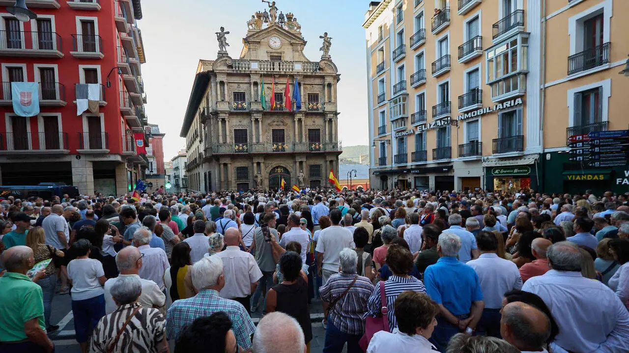 Concentraci&oacute;n "en defensa de Ceuta y la integridad nacional" en la Plaza del Ayuntamiento de Pamplona. NAVARRA.COM
