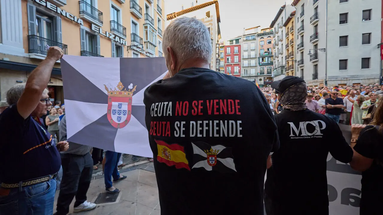 Concentraci&oacute;n "en defensa de Ceuta y la integridad nacional" en la Plaza del Ayuntamiento de Pamplona. NAVARRA.COM