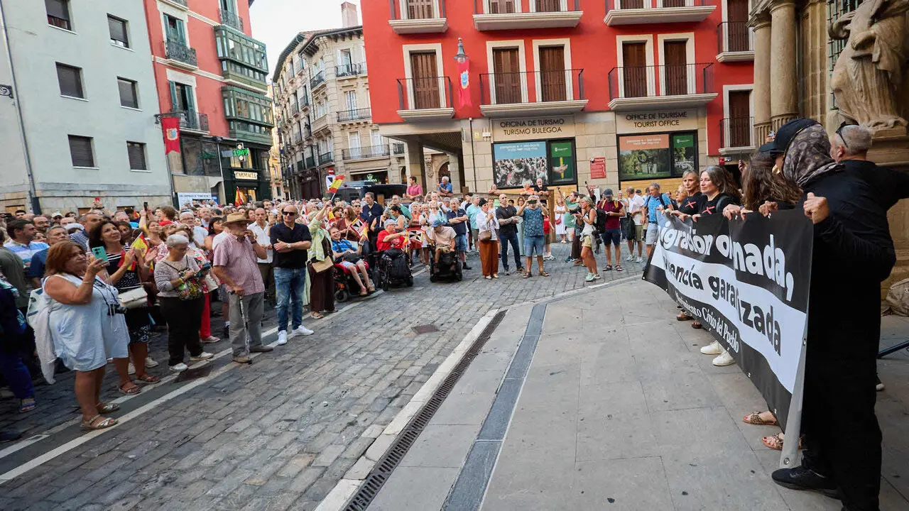 Concentraci&oacute;n "en defensa de Ceuta y la integridad nacional" en la Plaza del Ayuntamiento de Pamplona. NAVARRA.COM