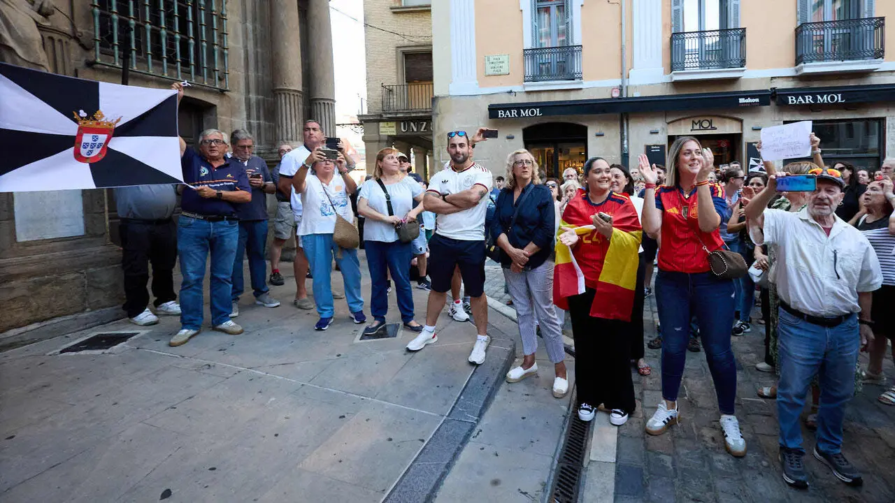 Concentraci&oacute;n "en defensa de Ceuta y la integridad nacional" en la Plaza del Ayuntamiento de Pamplona. NAVARRA.COM