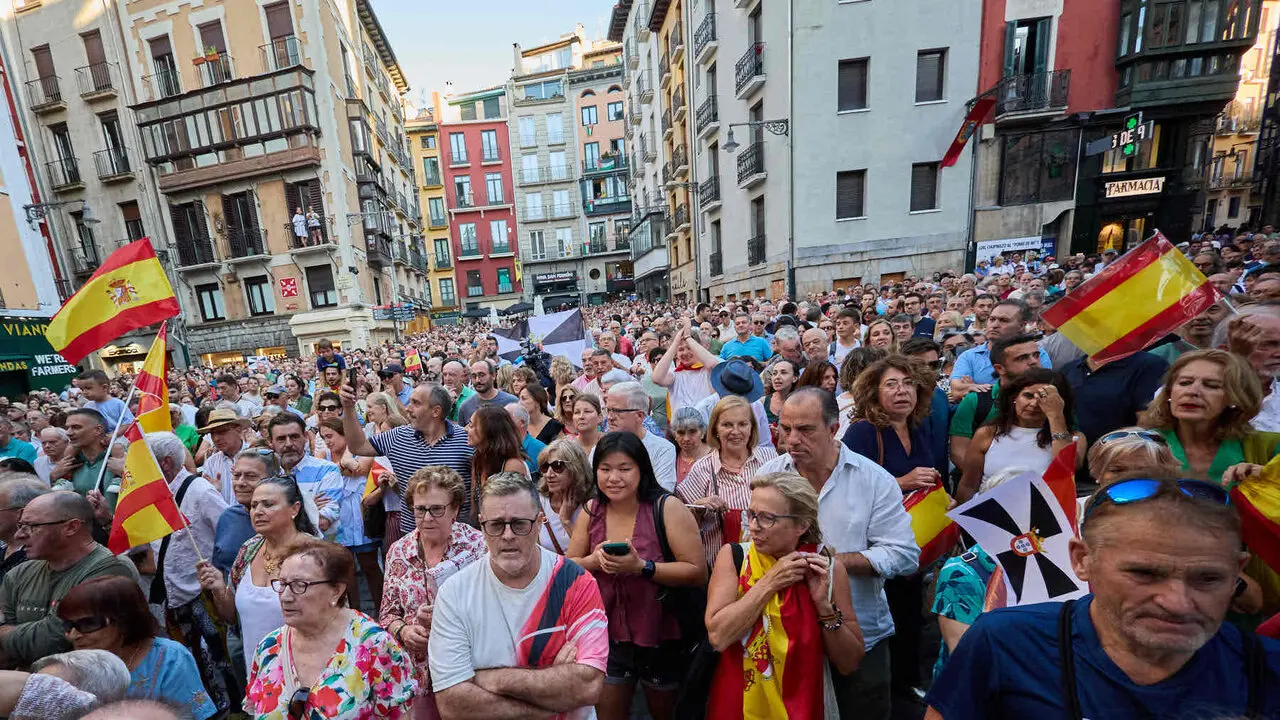 Concentraci&oacute;n "en defensa de Ceuta y la integridad nacional" en la Plaza del Ayuntamiento de Pamplona. NAVARRA.COM