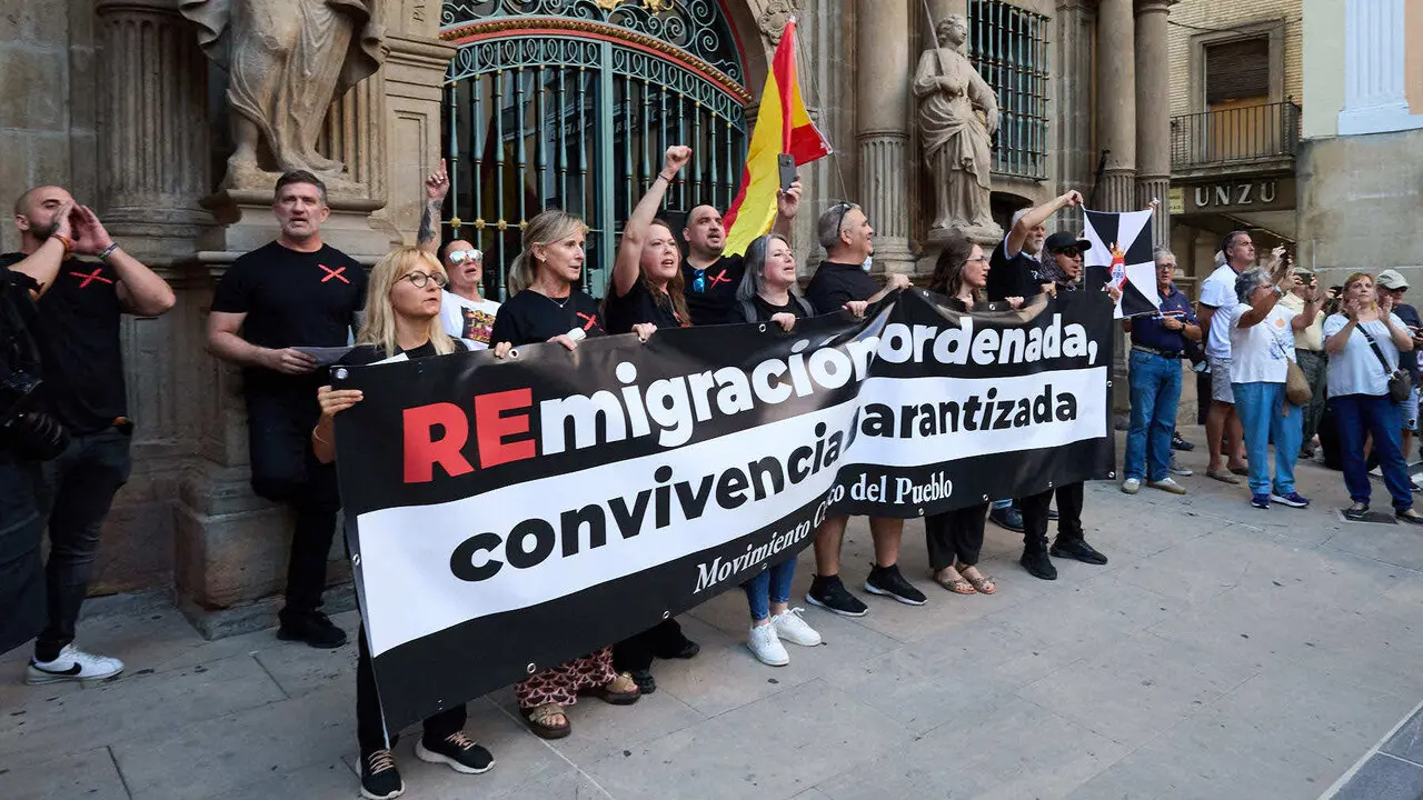 Concentraci&oacute;n "en defensa de Ceuta y la integridad nacional" en la Plaza del Ayuntamiento de Pamplona. NAVARRA.COM