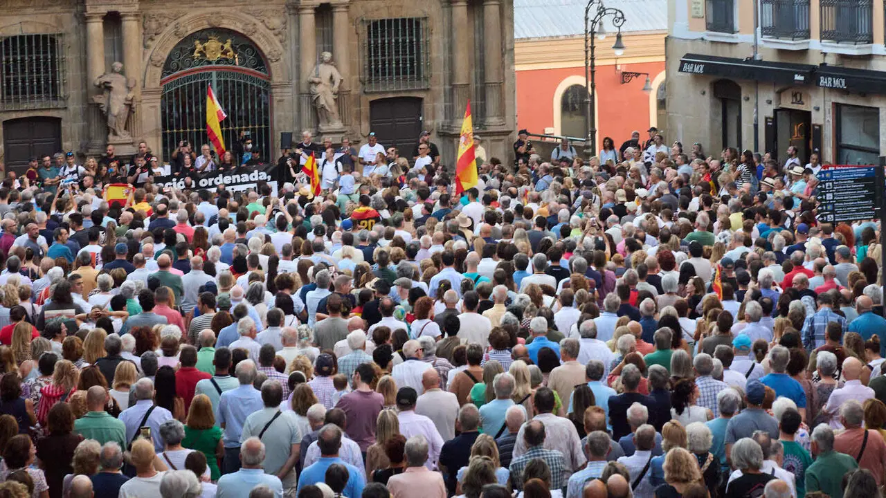 Concentraci&oacute;n "en defensa de Ceuta y la integridad nacional" en la Plaza del Ayuntamiento de Pamplona. NAVARRA.COM