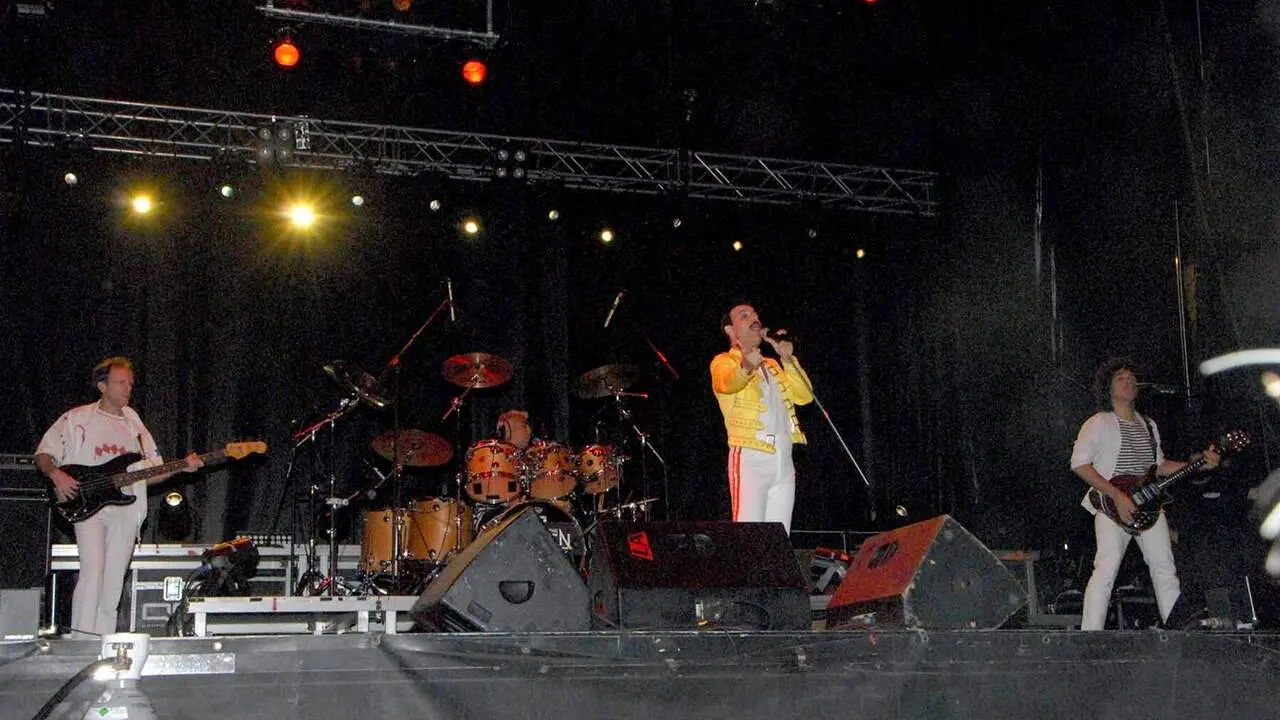Caparroso vive una noche multitudinaria con un tributo a Queen que ha congregado a vecinos de toda la zona. AMAYA LUQUI (1)
