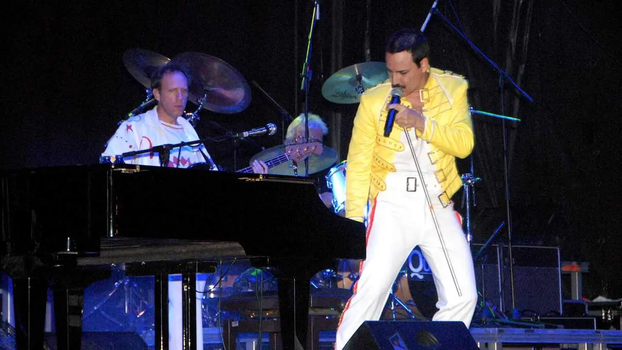 Caparroso vive una noche multitudinaria con un tributo a Queen que ha congregado a vecinos de toda la zona. AMAYA LUQUI (3)
