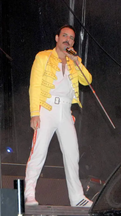 Caparroso vive una noche multitudinaria con un tributo a Queen que ha congregado a vecinos de toda la zona. AMAYA LUQUI (4)