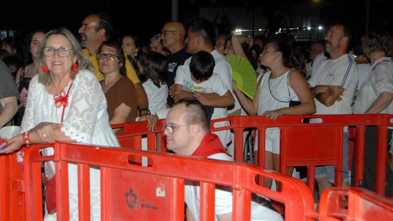 Caparroso vive una noche multitudinaria con un tributo a Queen que ha congregado a vecinos de toda la zona. AMAYA LUQUI (5)