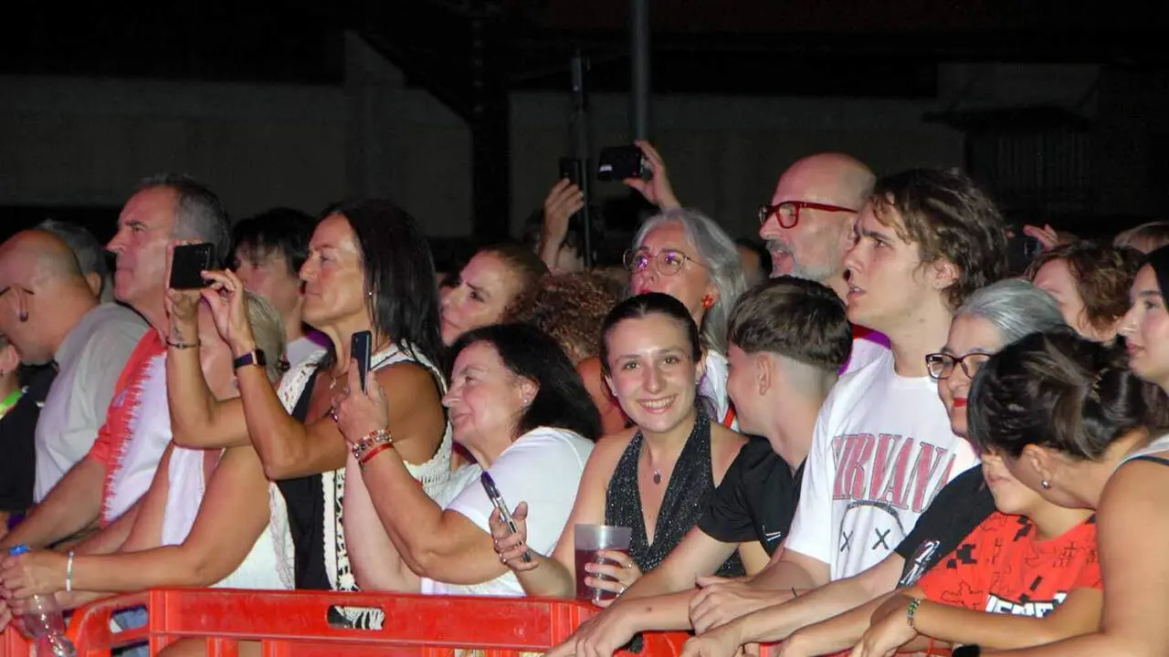 Caparroso vive una noche multitudinaria con un tributo a Queen que ha congregado a vecinos de toda la zona. AMAYA LUQUI (6)