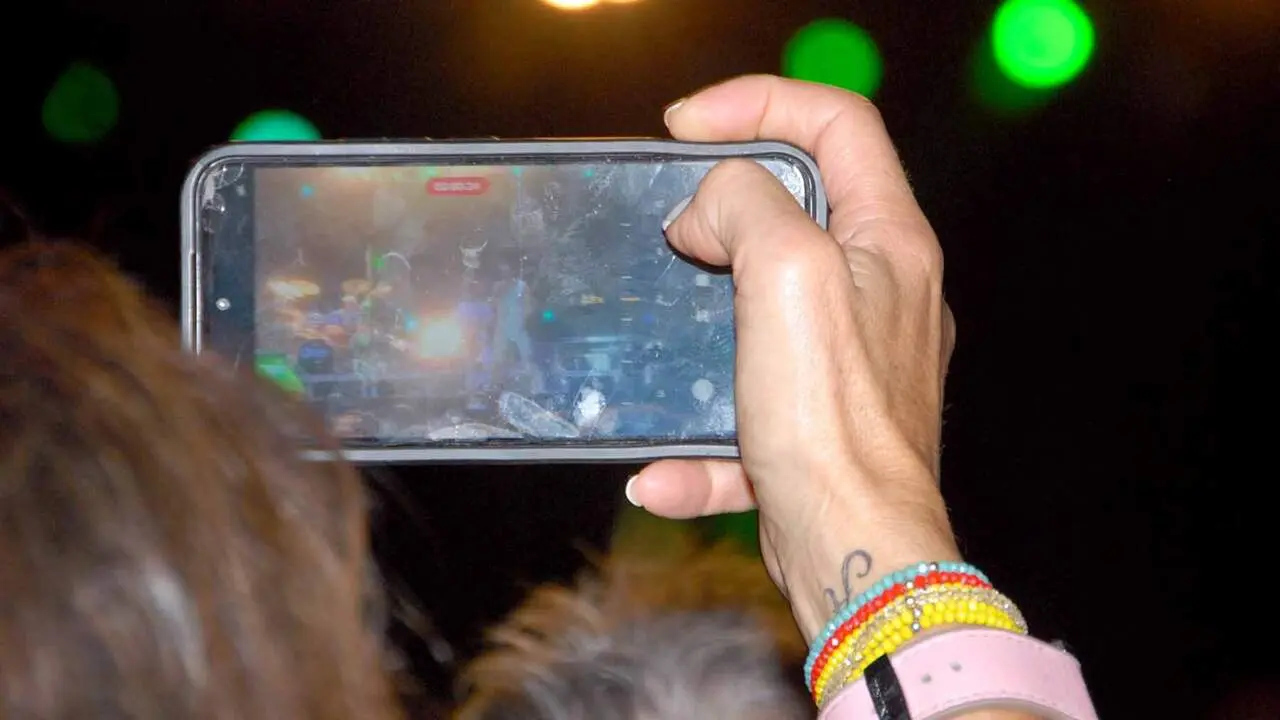 Caparroso vive una noche multitudinaria con un tributo a Queen que ha congregado a vecinos de toda la zona. AMAYA LUQUI (8)