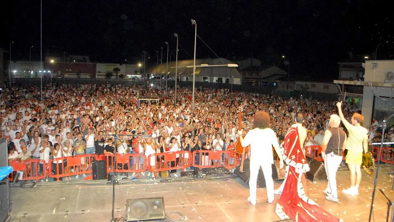 Caparroso vive una noche multitudinaria con un tributo a Queen que ha congregado a vecinos de toda la zona. AMAYA LUQUI (14)