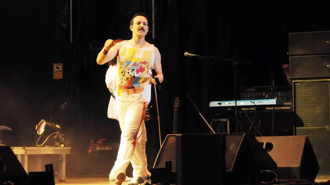 Caparroso vive una noche multitudinaria con un tributo a Queen que ha congregado a vecinos de toda la zona. AMAYA LUQUI (17)