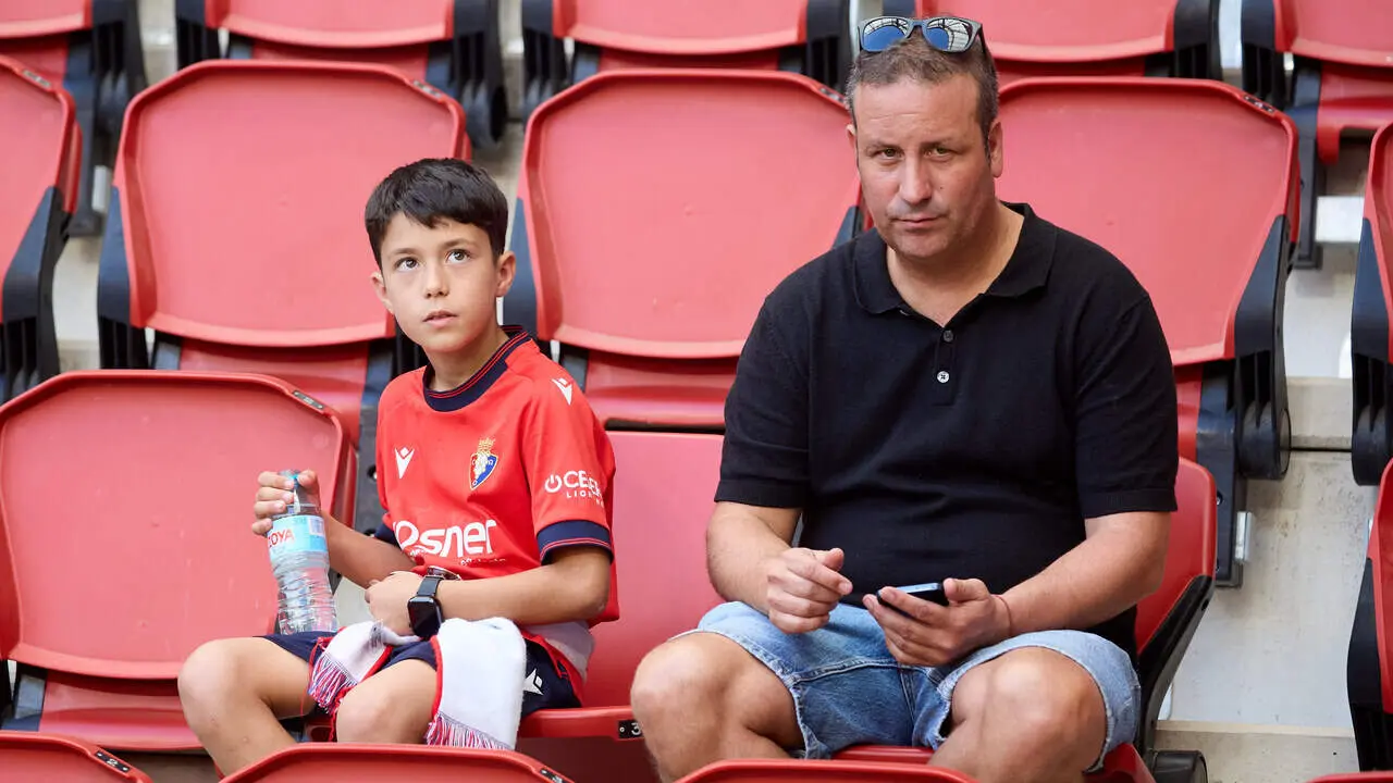 La grada del estadio de El Sadar durante el partido de LaLiga EA Sports entre CA Osasuna y RCD Espanyol disputado en Pamplona. I&Ntilde;IGO ALZUGARAY