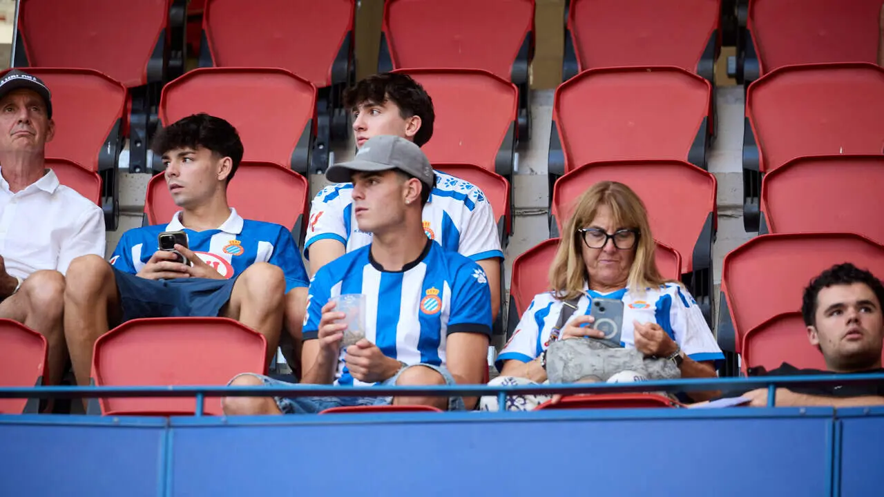 La grada del estadio de El Sadar durante el partido de LaLiga EA Sports entre CA Osasuna y RCD Espanyol disputado en Pamplona. I&Ntilde;IGO ALZUGARAY