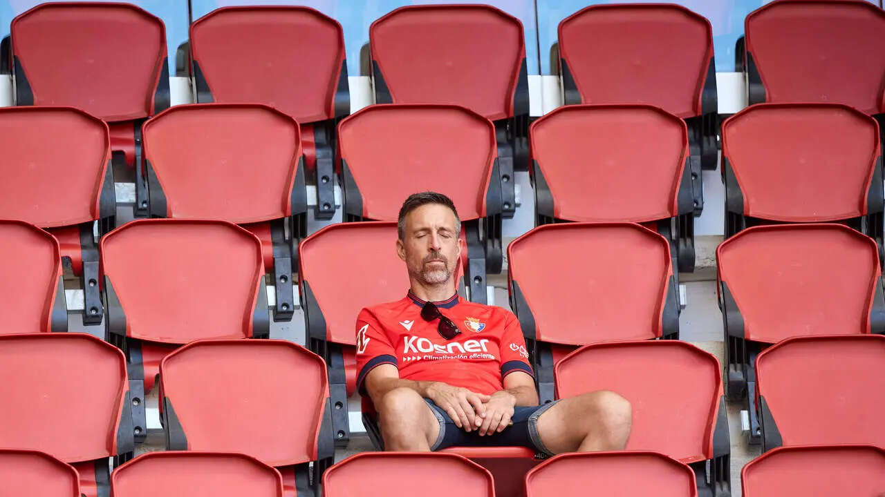 La grada del estadio de El Sadar durante el partido de LaLiga EA Sports entre CA Osasuna y RCD Espanyol disputado en Pamplona. I&Ntilde;IGO ALZUGARAY