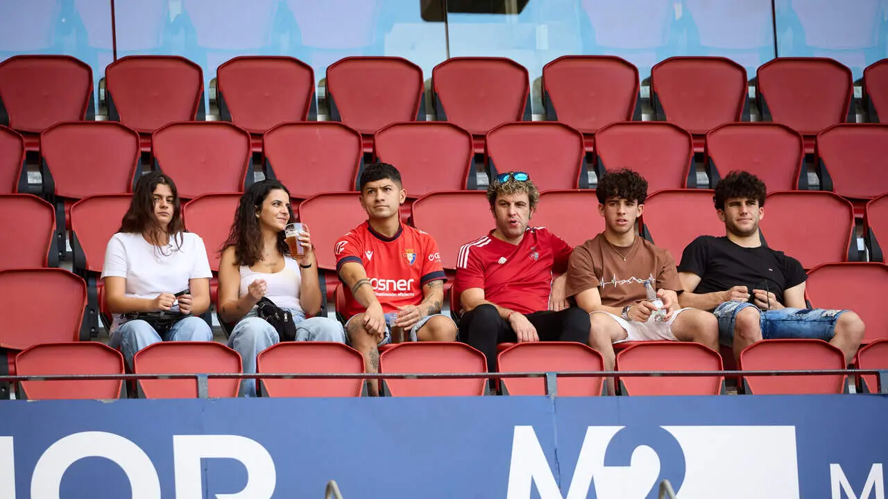 La grada del estadio de El Sadar durante el partido de LaLiga EA Sports entre CA Osasuna y RCD Espanyol disputado en Pamplona. I&Ntilde;IGO ALZUGARAY