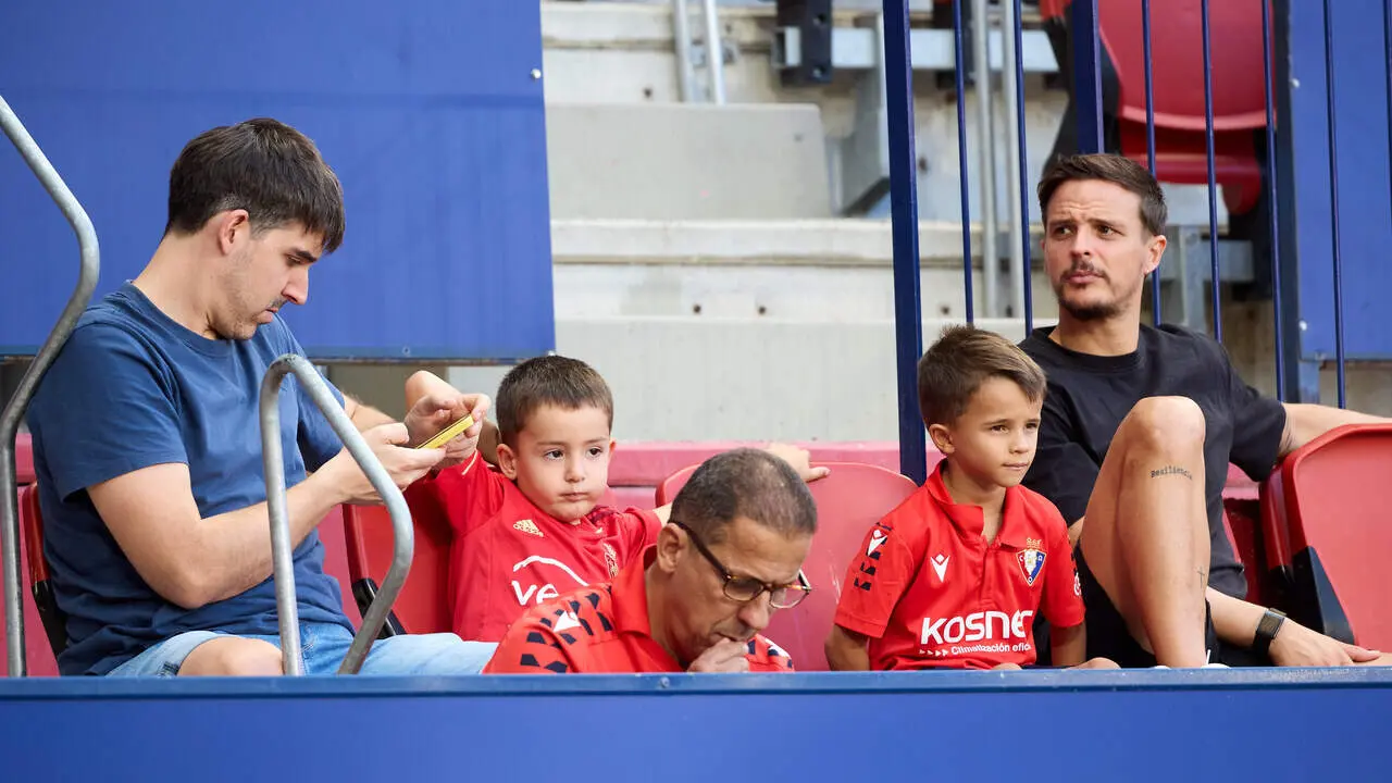 La grada del estadio de El Sadar durante el partido de LaLiga EA Sports entre CA Osasuna y RCD Espanyol disputado en Pamplona. I&Ntilde;IGO ALZUGARAY