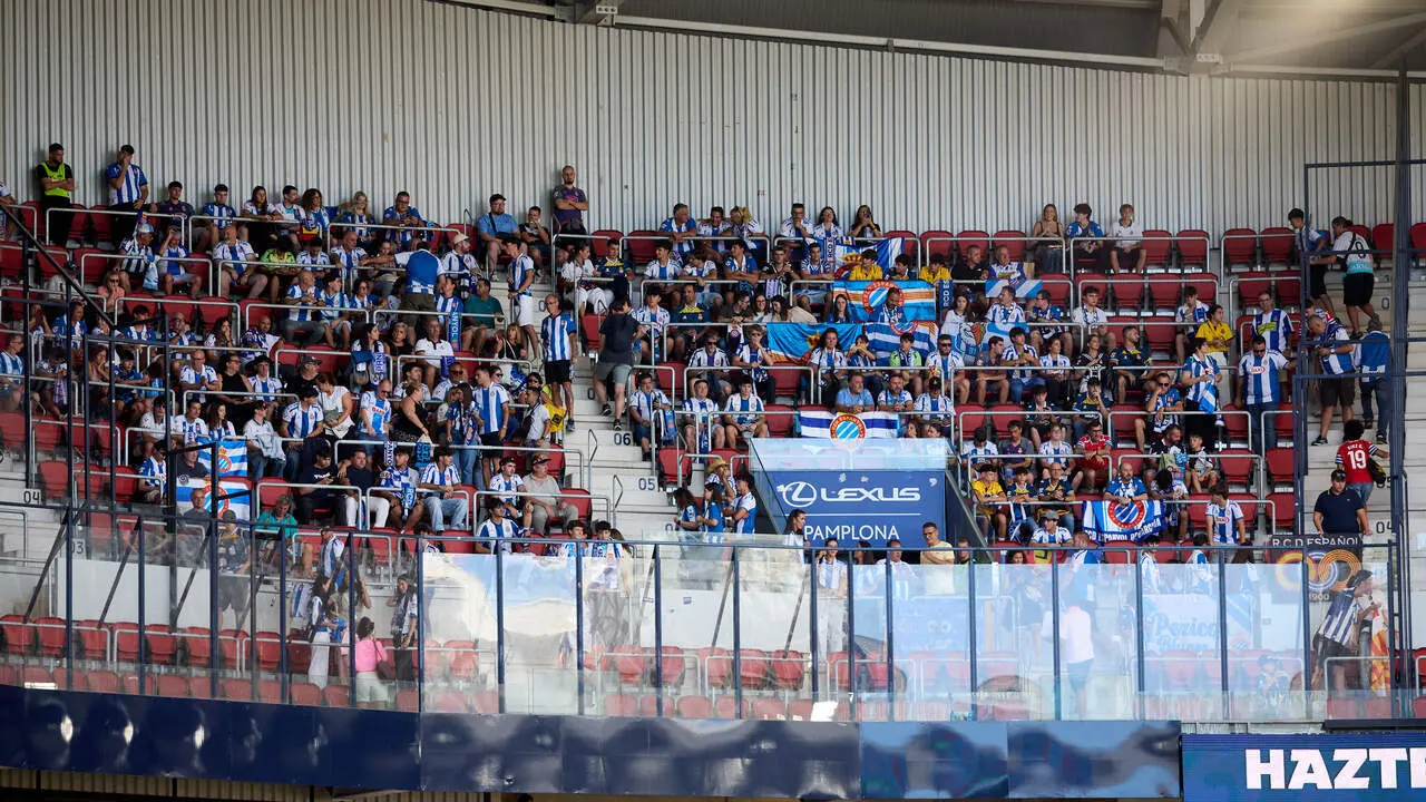 La grada del estadio de El Sadar durante el partido de LaLiga EA Sports entre CA Osasuna y RCD Espanyol disputado en Pamplona. I&Ntilde;IGO ALZUGARAY
