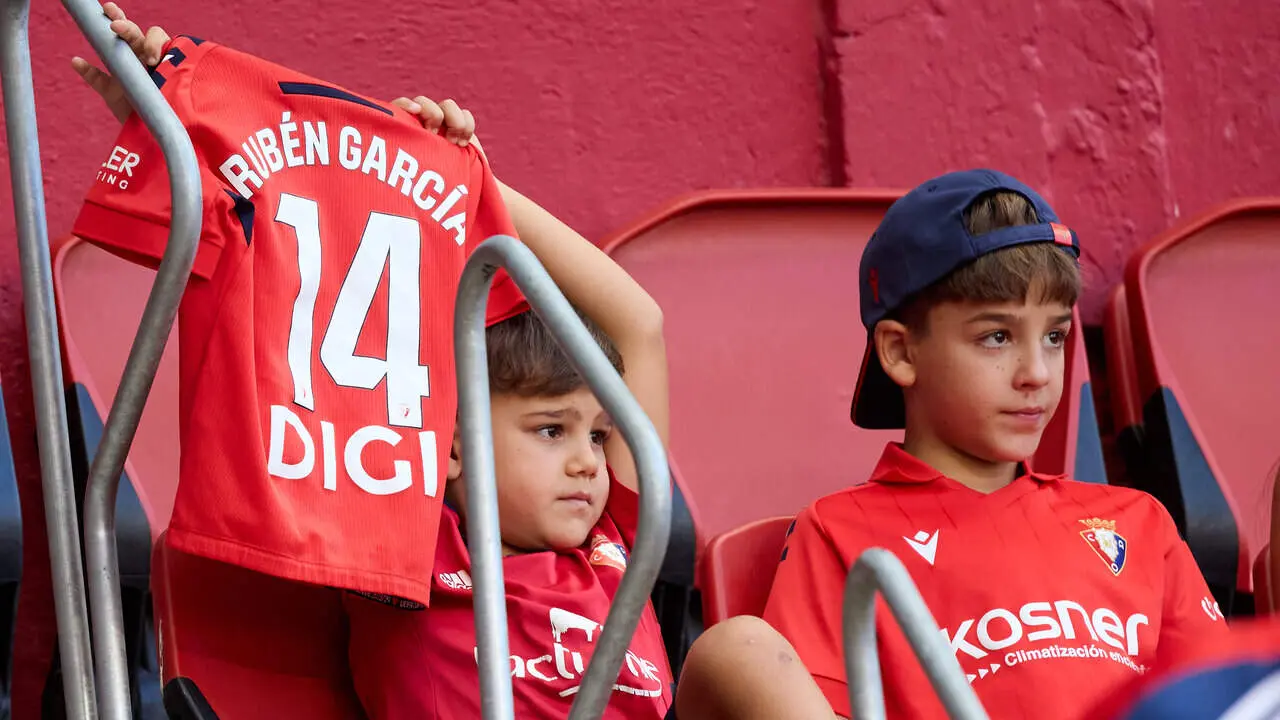 La grada del estadio de El Sadar durante el partido de LaLiga EA Sports entre CA Osasuna y RCD Espanyol disputado en Pamplona. I&Ntilde;IGO ALZUGARAY