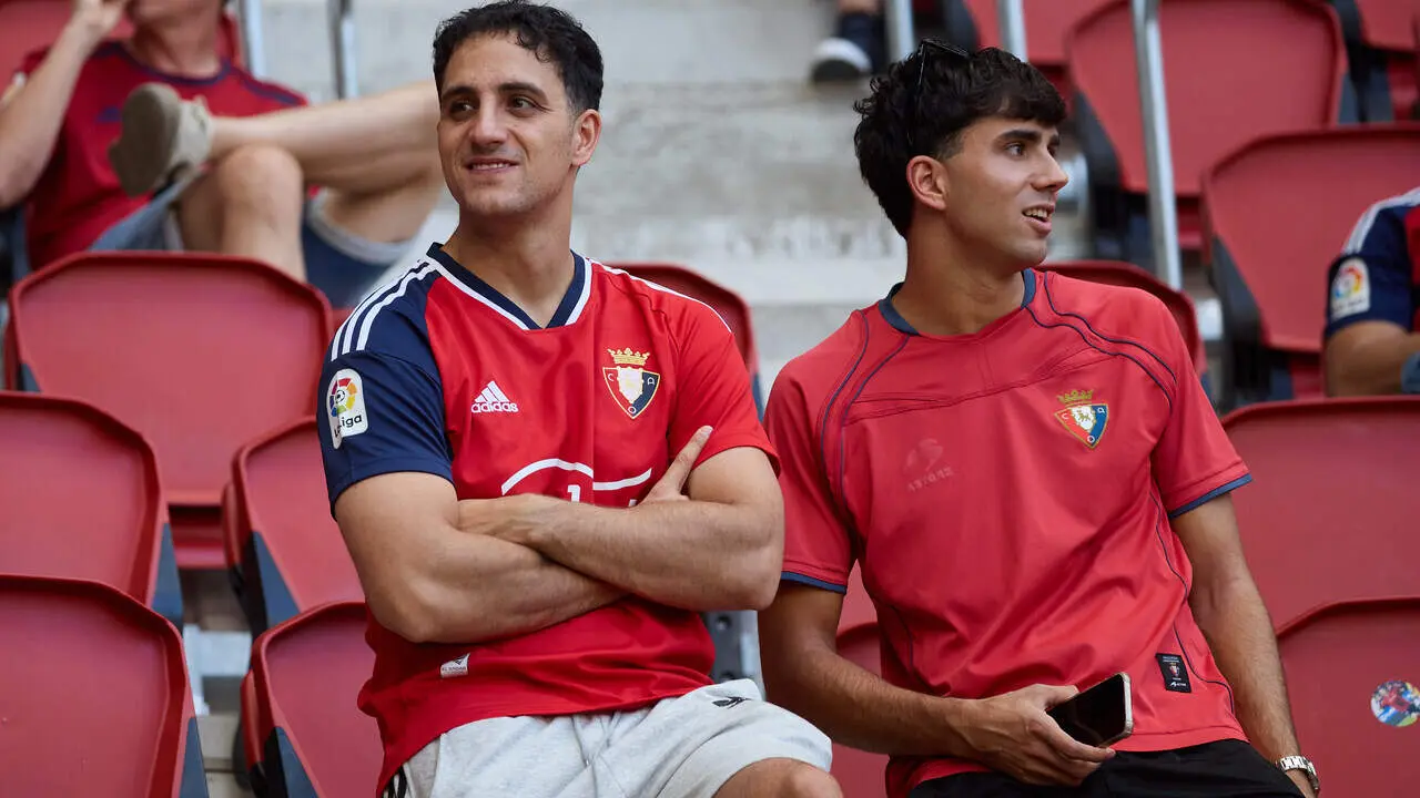 La grada del estadio de El Sadar durante el partido de LaLiga EA Sports entre CA Osasuna y RCD Espanyol disputado en Pamplona. I&Ntilde;IGO ALZUGARAY