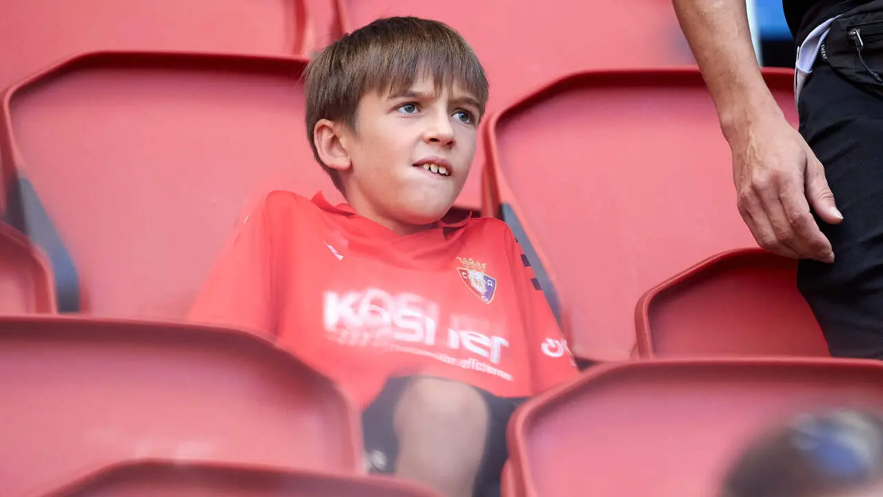 La grada del estadio de El Sadar durante el partido de LaLiga EA Sports entre CA Osasuna y RCD Espanyol disputado en Pamplona. I&Ntilde;IGO ALZUGARAY
