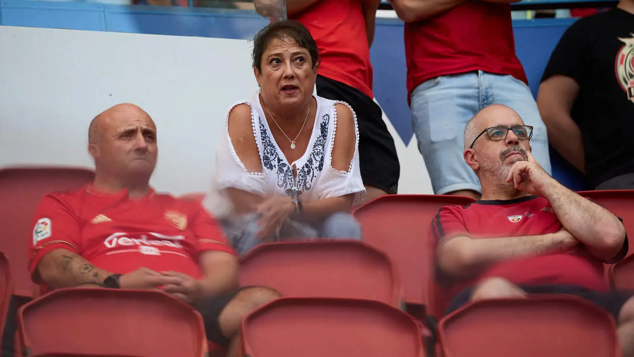 La grada del estadio de El Sadar durante el partido de LaLiga EA Sports entre CA Osasuna y RCD Espanyol disputado en Pamplona. I&Ntilde;IGO ALZUGARAY