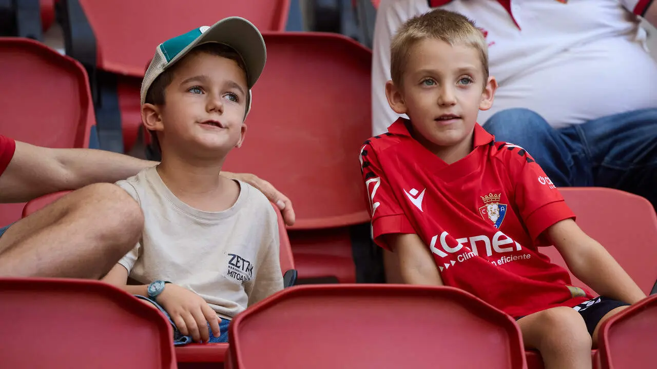 La grada del estadio de El Sadar durante el partido de LaLiga EA Sports entre CA Osasuna y RCD Espanyol disputado en Pamplona. I&Ntilde;IGO ALZUGARAY