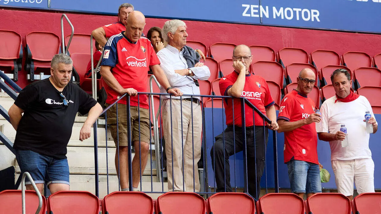 La grada del estadio de El Sadar durante el partido de LaLiga EA Sports entre CA Osasuna y RCD Espanyol disputado en Pamplona. I&Ntilde;IGO ALZUGARAY