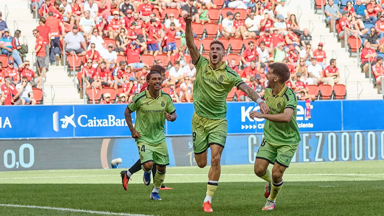 Roberto Fern&aacute;ndez (9. ESP) remata y marca gol (0-1) durante el partido de LaLiga EA Sports entre CA Osasuna y RCD Espanyol disputado en el estadio de El Sadar en Pamplona. En la imagen tambi&eacute;n aparecen Tyrhys Dolan (24. ESP) (Izda) y Javi Hern&aacute;ndez (28. ESP) (Dcha). I&Ntilde;IGO ALZUGARAY