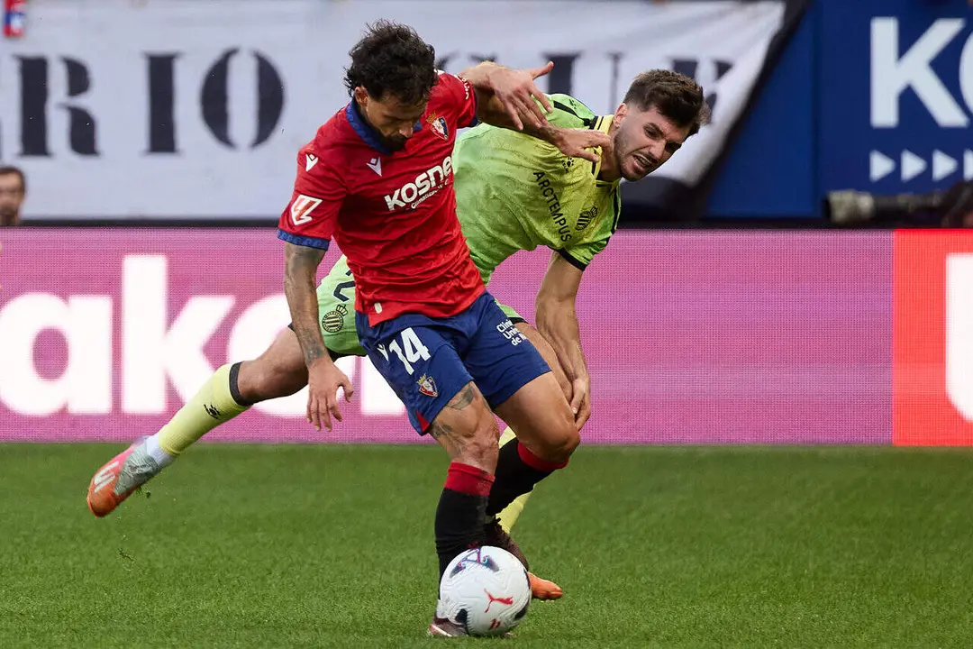 Rub&eacute;n Garc&iacute;a (14. OSA) (Izda) disputa un bal&oacute;n con Javi Hern&aacute;ndez (28. ESP) (Dcha) durante el partido de LaLiga EA Sports entre CA Osasuna y RCD Espanyol disputado en el estadio de El Sadar en Pamplona. I&Ntilde;IGO ALZUGARAY