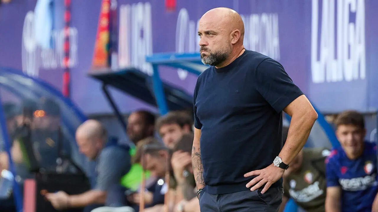 Manolo Gonz&aacute;lez (Entrenador. ESP) durante el partido de LaLiga EA Sports entre CA Osasuna y RCD Espanyol disputado en el estadio de El Sadar en Pamplona. I&Ntilde;IGO ALZUGARAY