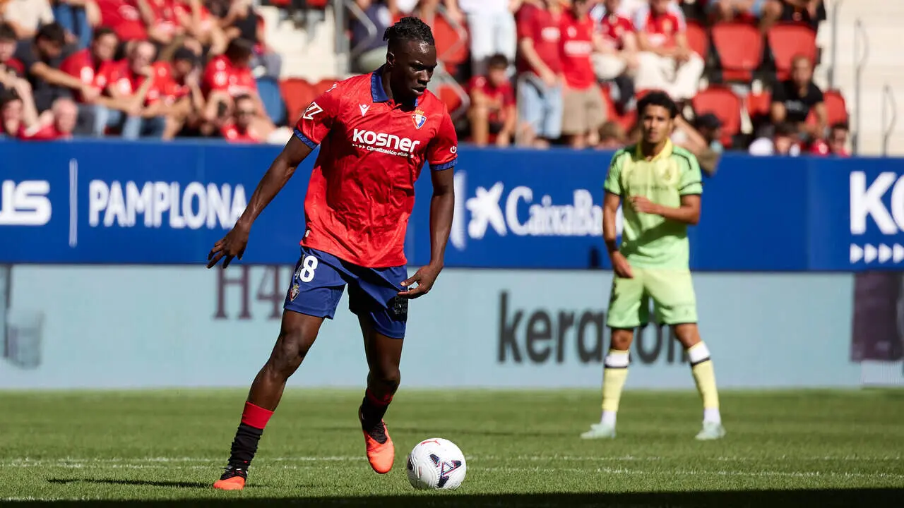 Rockson Yeboah (48. OSA) en acci&oacute;n durante el partido de LaLiga EA Sports entre CA Osasuna y RCD Espanyol disputado en el estadio de El Sadar en Pamplona. I&Ntilde;IGO ALZUGARAY
