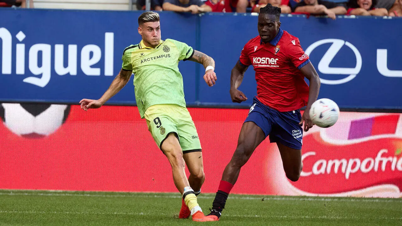 Roberto Fern&aacute;ndez (9. ESP) (Izda) centra ante la oposici&oacute;n de Rockson Yeboah (48. OSA) (Dcha) durante el partido de LaLiga EA Sports entre CA Osasuna y RCD Espanyol disputado en el estadio de El Sadar en Pamplona. I&Ntilde;IGO ALZUGARAY