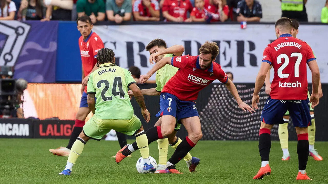 Jon Moncayola (7. OSA) regatea a Tyrhys Dolan (24. ESP) (Izda) y Roger Hinojo (21. ESP) (Dcha) durante el partido de LaLiga EA Sports entre CA Osasuna y RCD Espanyol disputado en el estadio de El Sadar en Pamplona. En la imagen tambi&eacute;n aparece I&ntilde;igo Arguibide (27. OSA). I&Ntilde;IGO ALZUGARAY