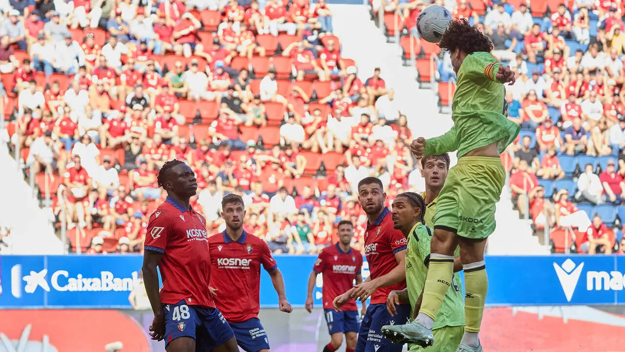 Leandro Cabrera (6. ESP) remata a porter&iacute;a durante el partido de LaLiga EA Sports entre CA Osasuna y RCD Espanyol disputado en el estadio de El Sadar en Pamplona. En la imagen tambi&eacute;n aparecen Rockson Yeboah (48. OSA) (Izda), Iker Mu&ntilde;oz (8. OSA), I&ntilde;igo Arguibide (27. OSA), Tyrhys Dolan (24. ESP) y Urko Gonz&aacute;lez de Z&aacute;rate (4. ESP) (Dcha). I&Ntilde;IGO ALZUGARAY