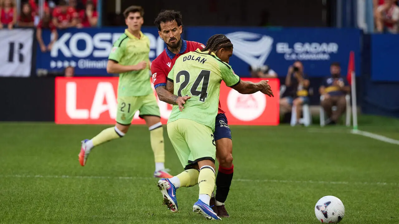 Ante Budimir (17. OSA) (Izda) disputa un bal&oacute;n con Tyrhys Dolan (24. ESP) (Dcha) durante el partido de LaLiga EA Sports entre CA Osasuna y RCD Espanyol disputado en el estadio de El Sadar en Pamplona. En la imagen tambi&eacute;n aparece Roger Hinojo (21. ESP). I&Ntilde;IGO ALZUGARAY
