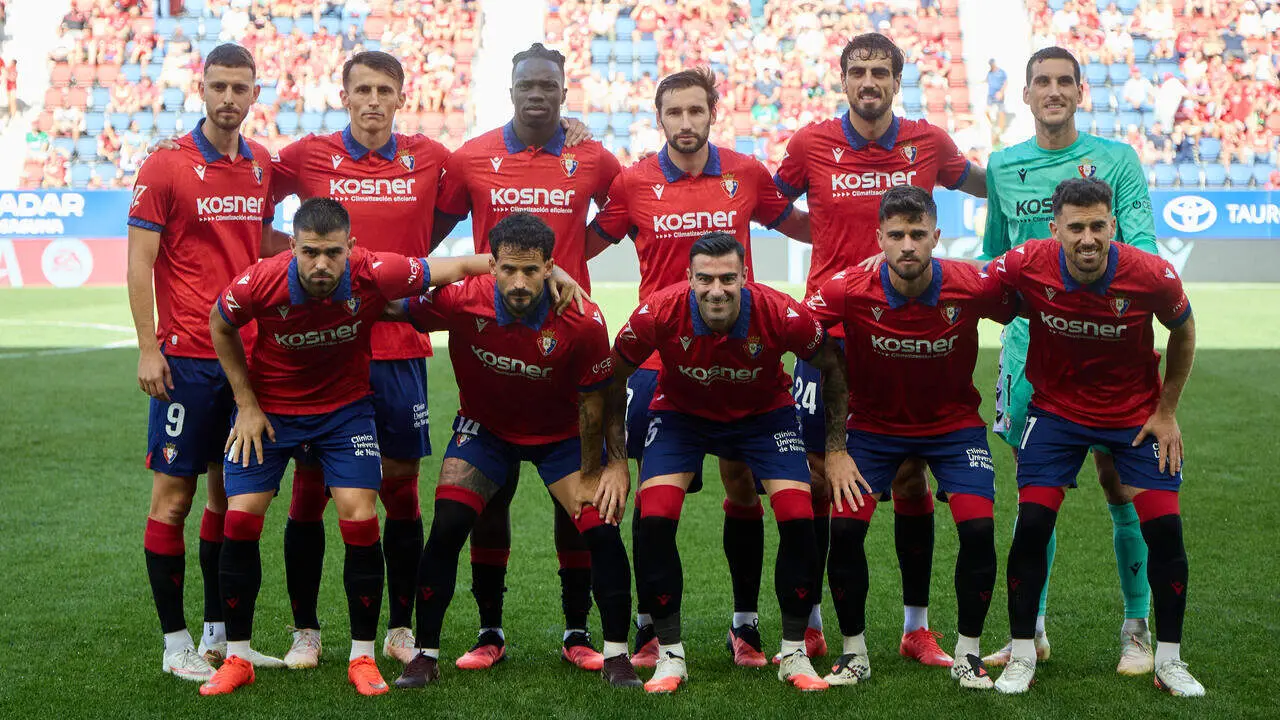 Once inicial de CA Osasuna durante el partido de LaLiga EA Sports entre CA Osasuna y RCD Espanyol disputado en el estadio de El Sadar en Pamplona. En la fila superior, de izquierda a derecha: Ra&uacute;l Garc&iacute;a (9. OSA), Ante Budimir (17. OSA), Rockson Yeboah (48. OSA), Jon Moncayola (7. OSA), Alejandro Catena (24. OSA), Sergio Herrera (1. OSA). En la fila inferior, de izquierda a derecha: I&ntilde;igo Arguibide (27. OSA), Rub&eacute;n Garc&iacute;a (14. OSA), Diego Rico (15. OSA), Iker Mu&ntilde;oz (8. OSA), Kike Barja (11. OSA) I&Ntilde;IGO ALZUGARAY